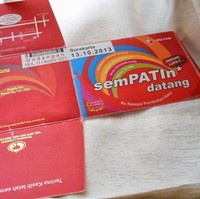 Undangan pernikahan yang satu ini terinspirasi dari bungkus kartu perdana atau simcard sebuah operator telekomunikasi. Bahkan nama operator telekomunikasi yang jadi inspirasi pun masih melekat pada undangan meski diplesetkan menjadi Sempatin datang. Pada bagian depan undangan ini ditulis kata-kata yang menarik perhatian seperti ‘pernikahan terbaik tahun ini.’ Sedangkan nama kedua calon mempelai ditulis di bagian dalam undangan. Foto: Instagram