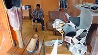 Disalah satu gerainya Dare Foundation di Bekasi, Pak Nimin menunggu untuk terus proses belajar berjalan. Meskipun tak lagi muda, Ia terus semangat belajar berjalan dengan bantuan kaki palsunya.