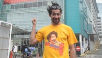 Reza Rahadian mempromosikan film terbarunya, Benyamin Biang Kerok. Foto: Noel/detikHOT