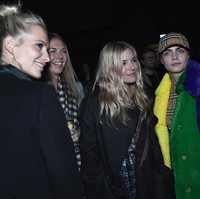 Di belakang panggung, Cara sempat berfoto bersama aktris dan model Sienna Miller. (Foto: Getty Images)