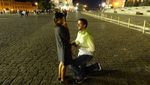 Foto: Pasangan yang Keliling Dunia dan Berpose Ciuman
