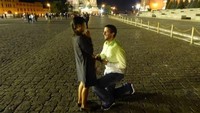 Setelah membina hubungan jarak jauh selama 3 tahun, akhirnya Rob memberanikan diri untuk melamar Joli di Red Square Moskow, Rusia. Romantis banget ya! (@dipkisstravel/Instagram)