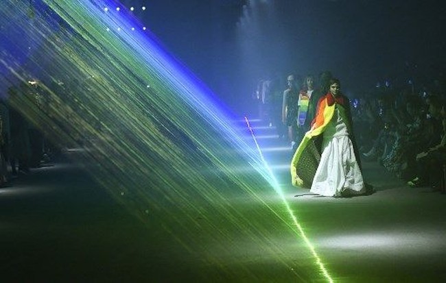 Penampilan Cara Delevingne menjadi penutup manis fashion show terakhir dari label kondang tersebut. Tahun lalu, Christopher Bailey mengumumkan akan meninggalkan posisinya sebagai chief creative officer Burberry terhitung Maret 2018. (Foto: AFP PHOTO / Ben STANSALL)