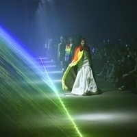 Penampilan Cara Delevingne menjadi penutup manis fashion show terakhir dari label kondang tersebut. Tahun lalu, Christopher Bailey mengumumkan akan meninggalkan posisinya sebagai chief creative officer Burberry terhitung Maret 2018. (Foto: AFP PHOTO / Ben STANSALL)