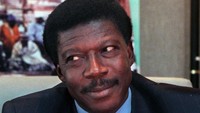 Pada November 1995, beberapa bulan setelah menampilkan atraksi sihir di hadapan Mohammed Ayoub, Sissoko berkunjung ke bank lain di New York.