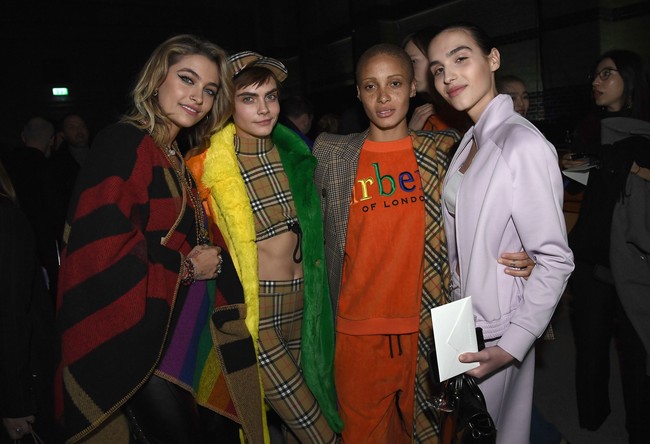 Ia juga sempat menyapa teman-temannya sesama model, seperti Paris Jackson dan Adwoa Aboah. (Foto: Getty Images)