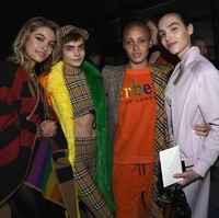 Ia juga sempat menyapa teman-temannya sesama model, seperti Paris Jackson dan Adwoa Aboah. (Foto: Getty Images)