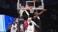 Joel Embiid dari Tim Stephen dan Russell Westbrook yang membela Tim LeBron berduel reboud di bawah ring (Kevork Djansezian/Getty Images)