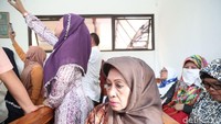 Majelis hakim lantas sempat menghentikan jalannya sidang. Pembacaan surat dakwaan pun berhenti sejenak. Majelis hakim meminta pengunjung tenang.