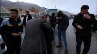 Foto menunjukkan keluarga korban terisak saat menunggu kabar soal orang tercinta mereka yang ada di dalam pesawat nahas itu. Pemimpin Tertinggi Iran Ayatollah Ali Khamenei dan Presiden Iran Hassan Rouhani menyampaikan pesan belasungkawa mereka. Presiden Rouhani meminta Menteri Transportasi Iran untuk memimpin penyelidikan insiden ini. Foto: REUTERS/Tasnim News Agency