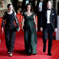 Pada penghargaan film British Academy Film Awards (BAFTA) 2018 yang diselenggarakan Minggu malam (18/2/2018), Kate Middleton tampil memukau dengan gaun hijau rancangan desainer Inggris Jenny Packham. Foto: Getty Images