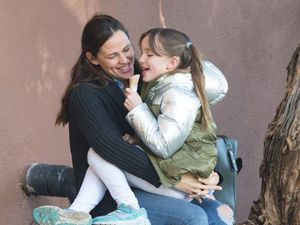 Kocak! Jennifer Garner Gambarkan Liburan Bareng Anak dengan Meme