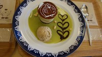 Dessert dengan paduan matcha dan tiramisu ini dibuat dengan sentuhan bentuk Doraemon pada toppingnya. Mau coba? Foto: Istimewa