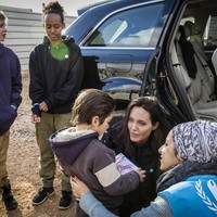 Sebelumnya, Angelina Jolie mengunjungi para pengungsi Suriah di Yordania, 28 Januari lalu. Aktris pemenang Oscar itu juga ditemani oleh kedua anaknya, Shiloh dan Zahara. Foto: Getty Images
