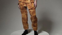Tak kalah unik, model pria ini mengenakan outfit yang terbuat dari kulit pisang dan waffle. Kulit pisang dianyam dan dijahit untuk menutupi bagian atas badan pria ini. Sementara celana panjangnya terbuat dari waffle. Foto: Istimewa