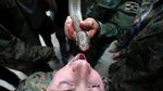 Potret Latihan Ekstrem Militer AS-Thailand Taklukkan Ular Kobra