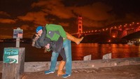 Berhubung Rob tinggal di Amerika, sesekali Joli juga mengunjunginya. Ini saat di depan Golden Gate San Francisco yang termahsyur (@dipkisstravel/Instagram)