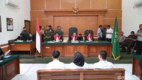 Saat ini, sidang masih berlanjut dengan agenda pembacaan dakwaan.