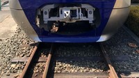 Di setiap kereta terdapat delapan buah pintu dengan tinggi 1,8 m dan lebar 1,3 m serta pintu penghubung antarkereta di ujung tiap kereta. Sedang pintu darurat terletak di kabin masinis. Pool/MRT Jakarta.