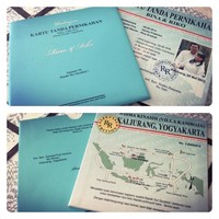 Undangan pernikahan berbentuk KTP ini banyak diterapkan pasangan yang ingin hari bahagia mereka diwarnai keunikan. Undangan dibuat seperti desain KTP hanya saja pada bagian data diri diubah menjadi nama calon mempelai dan tanggal pernikahan. Foto: Instagram