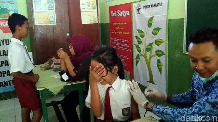 Orang tua juga kadang takut ketika anak mereka mau disuntik. (Foto: Erliana Riady/detikcom) Orang tua juga kadang takut ketika anak mereka mau disuntik. (Foto: Erliana Riady/detikcom)