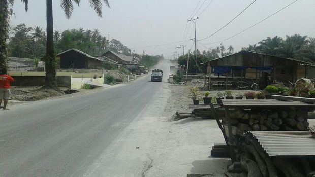 Jalanan di Aceh Tenggara kena dampak abu vulkanik Gunung Sinabung.