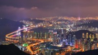 Saat malam hari, jembatannya bakal bercahaya dengan berbagai warna. Bikin lanskap Busan makin cantik saat malam (Thinsktock)