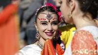 Di festival ini, penonton disambut dengan berbagai parade yang menampilkan hiasan, tarian, dan musik serta Pesta Holi, festival warna khas India. Foto: NEWS.CN