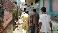 Kepala Sekolah Kusmardiyanto menyebut dulu sekolah kerap jadi lokasi pesta miras tapi kini sudah tidak lagi. Hanya keranda yang masih jadi masalah, sebabkan siswa dan ortu takut. (Foto: Eko Sudjarwo/detikcom)