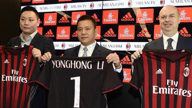 Yonghong Li (tengah) sempat terpincut mendatangkan Cristiano Ronaldo ke AC Milan. (