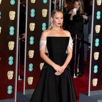 Jennifer Lawrence bergabung dengan deretan aktris Hollywood lainnya di ajang British Academy Film Awards (BAFTA) ke-71 yang dihelat di London, Inggris, Minggu (18/2/2018). (Foto: Jeff Spicer/Getty Images)