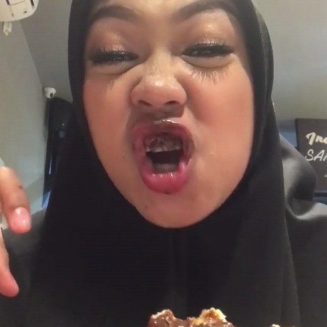 Begini Gaya Ria Ricis Saat Makan dan Restoran Unik yang Menyeramkan