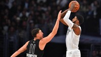 Paul George (Oklahoma City Thunder) melepaskan tembakan saat dihadang Klay Thompson (Bob Donnan-USA TODAY Sports)