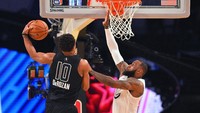 DeMar DeRozan mencoba melewati hadangan LeBron (Bob Donnan-USA TODAY Sports)