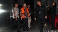 Rudy Erawan keluar gedung KPK usai menjalani pemeriksaan, Senin (19/2/2018).