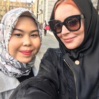 Lindsay Lohan terlihat memakai pashmina warna hitam berbahan satin. Tampilannya hari itu ternyata hasil tangan hijabers Indonesia bernama Tika Mulya. Tika bertugas menjadi fashion stylist di acara tersebut. Foto: Instagram