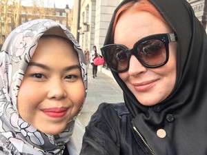 Ada Kiprah Wanita Indonesia di Balik Gaya Lindsay Lohan Berhijab