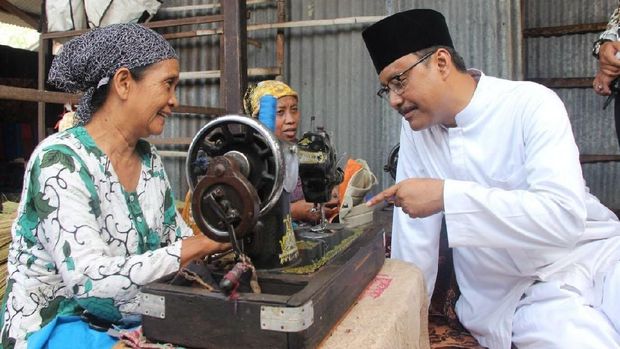 Gus Ipul dan para penjahit di Pasar Blega