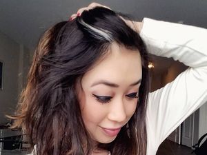 Mirip Anna Frozen, Para Wanita Cantik Ini Punya Poliosis di Rambut