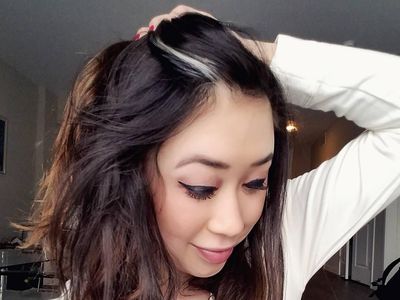 Mirip Anna Frozen, Para Wanita Cantik Ini Punya Poliosis di Rambut