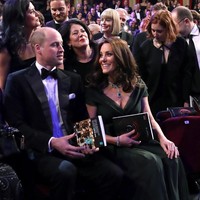 Banyak netizen yang kecewa dan marah mengapa Kate tak mengenakan gaun hitam sebagai solidaritas anti pelecehan seksual yang ramai digaungkan itu. Saya tahu keluarga kerajaan tidak seharusnya terlibat dengan protes atau apapun. Tapi, apakah itu sangat buruk bagi Kate Middleton untuk memakai warna hitam ??? # BAFTAs2018, kritik Rachel McGrath Foto: Getty Images