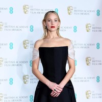 Ini adalah penampilan perdananya setelah absen dari Golden Globes dan SAG Awards 2018. Lama tak kelihatan, Jennifer Lawrence malah tampak kurang ramah dengan kamera. (Foto: Jeff Spicer/Getty Images)