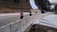 Mengingat ini uji coba, akan ada tim terpadu yang yang memantau. Ada pengawasan juga dari Polri dan TNI, karena truk dan bus belum dibolehkan lewat, kata Hasby. 