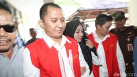 Andika, Anniesa, dan Kiki lalu dibawa masuk ke ruang sidang.