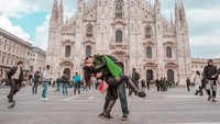 Adalah Rob dan Joli Switzer, pasangan beda negara yang tengah viral akan pose foto ciuman mereka saat traveling bersama (@dipkisstravel/Instagram)
