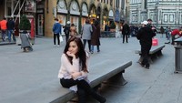 Begini wajah cantik Nadie saat duduk santai di Piazza Santa Croce. Italia. Duh, kamu kok sendirian aja sih Nadie? (Instagram/Nadie Tanadie)