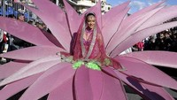 Salah satu penari di Festival Lemon dengan kostum megah berbentuk bunga, tetap dengan sentuhan Bollywoo Foto: NEWS.CN