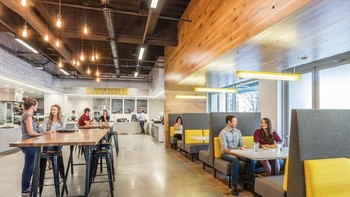 Karyawan bisa menikmati aneka minuman dan makanan dari seluruh dunia. Seperti kopi vietnam lalu sushi. Meski tidak diberikan secara gratis namun harga yang diberikan karyawan sudah disubsidi. (Foto: Emily Hagopian/Business Insider)