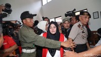 Anniesa saat tiba di ruang sidang PN Depok.