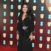Salma Hayek terlihat memukau di usia 51 dengan busana keluaran Gucci yang dikenakannya. Gaun itu hadir dengan aksen bunga dan manik berkilauan nan cantik. Foto: Getty Images